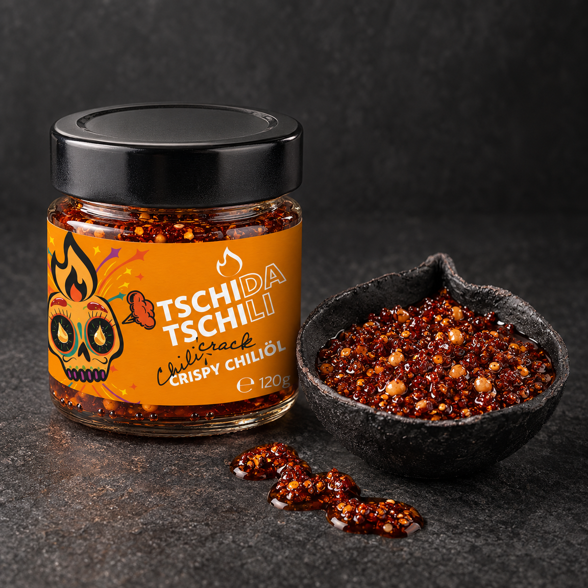 Chilicrack Crispy Chili Öl im Glas mit sichtbaren knusprigen Zwiebel- und Knoblauchstückchen