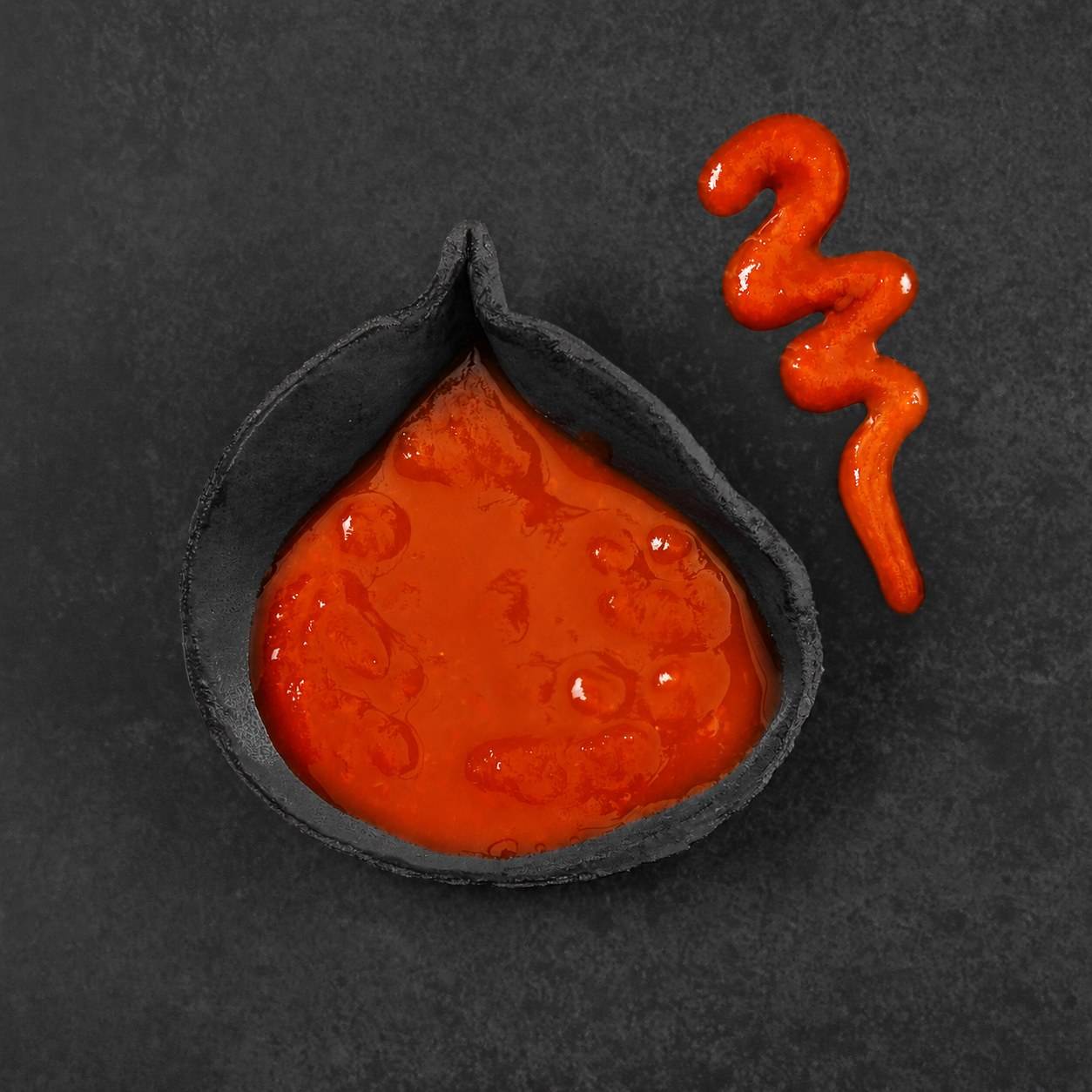 Chilisauce mit fermentierten Serrano-Chilis, Knoblauch und Mango
