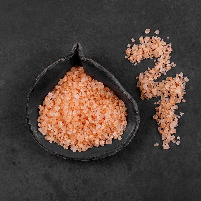 Mit Habanerosaft durchzogene rosa Meersalzkristalle