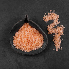 Mit Habanerosaft durchzogene rosa Meersalzkristalle